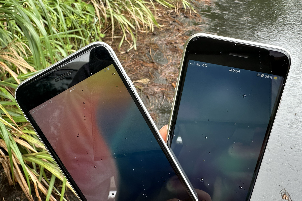 山あいでahamo（左・docomo 4G 3本）とpovo（右・au 4G 1本）のアンテナ本数を並べて撮影