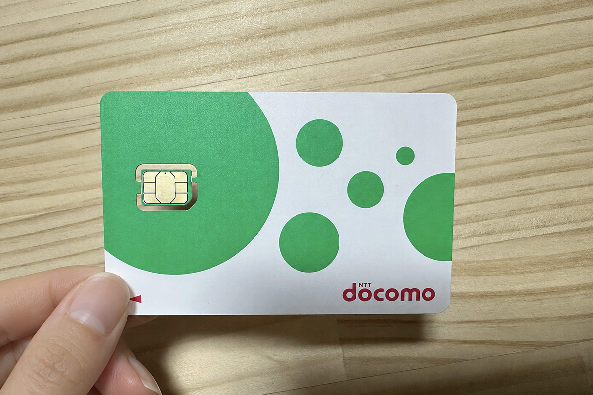 台紙から取り出したドコモの緑色のSIMカード